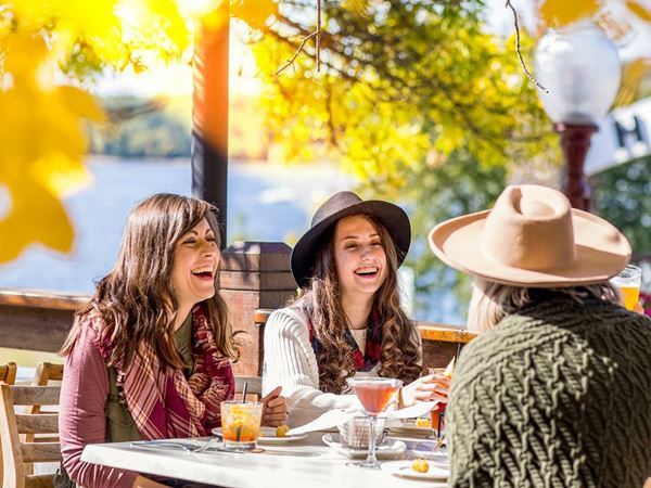 057 Friends Enjoy A Meal Outside At Pier 500 In Hudson